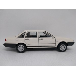 Miniatura  Volkswagen Santana 1.8 (branco) - 1:36 Welly