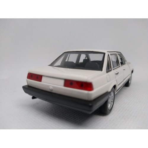 Miniatura  Volkswagen Santana 1.8 (branco) - 1:36 Welly